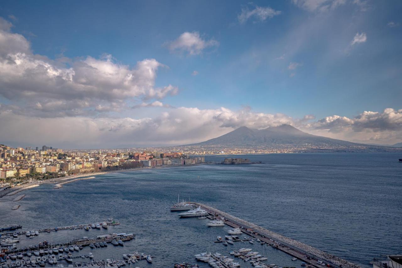 Grande & Caratteristico Dietro La Cattedrale Naples Luaran gambar