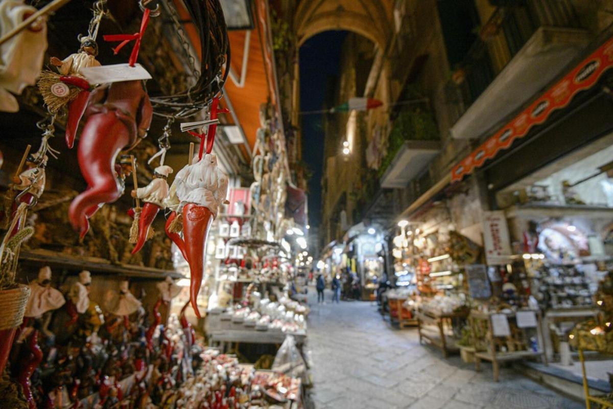 Grande & Caratteristico Dietro La Cattedrale Naples Luaran gambar