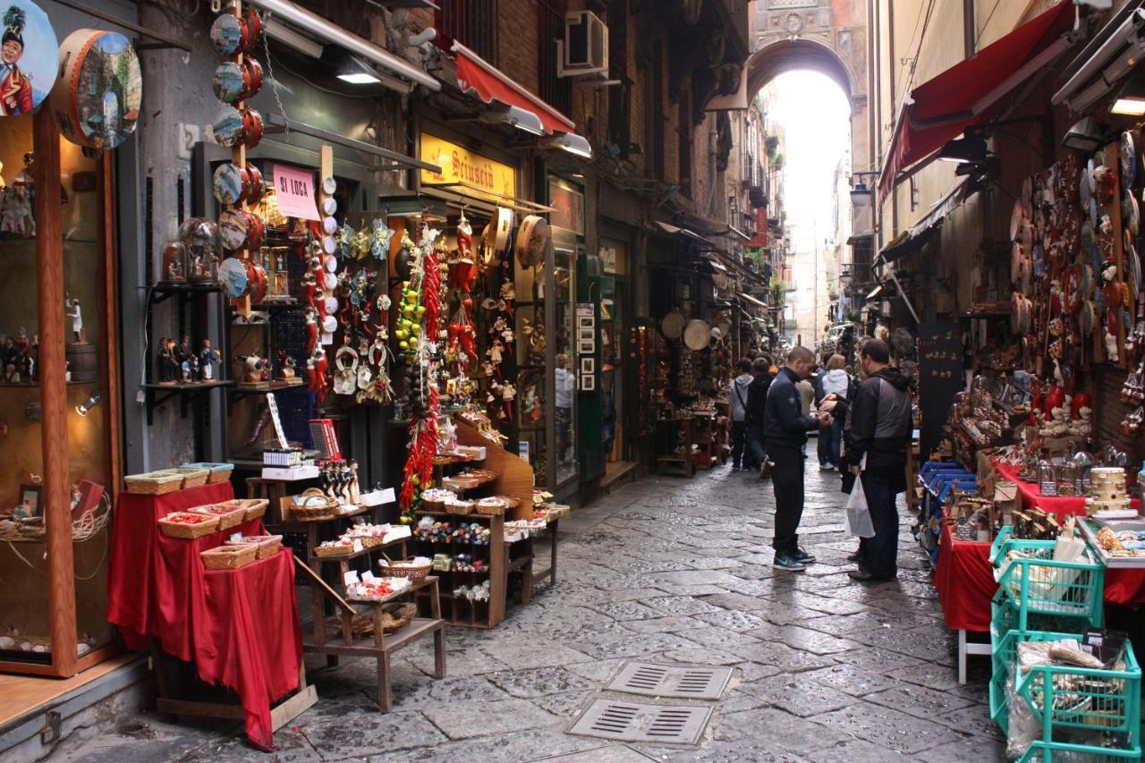 Grande & Caratteristico Dietro La Cattedrale Naples Luaran gambar