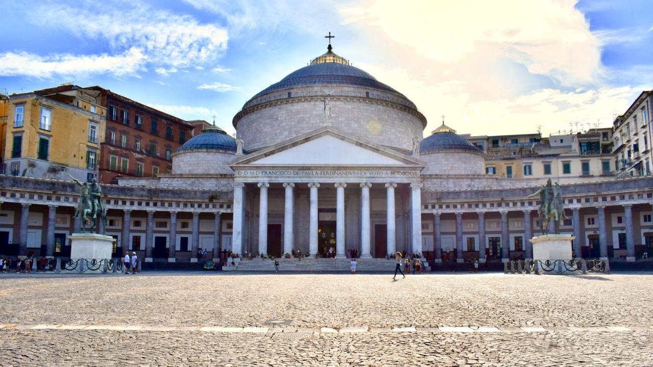 Grande & Caratteristico Dietro La Cattedrale Naples Luaran gambar